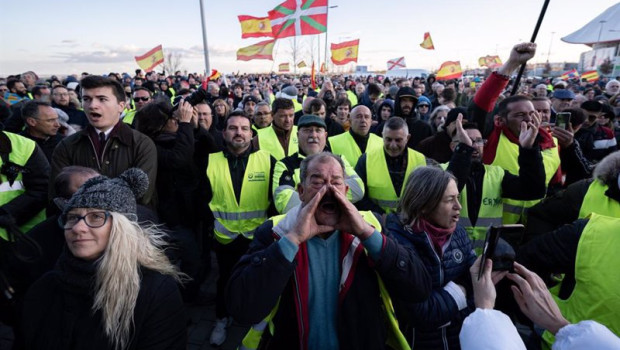 ep decenas de ganaderos y agricultores durante una reunion nacional de la sociedad civil en la
