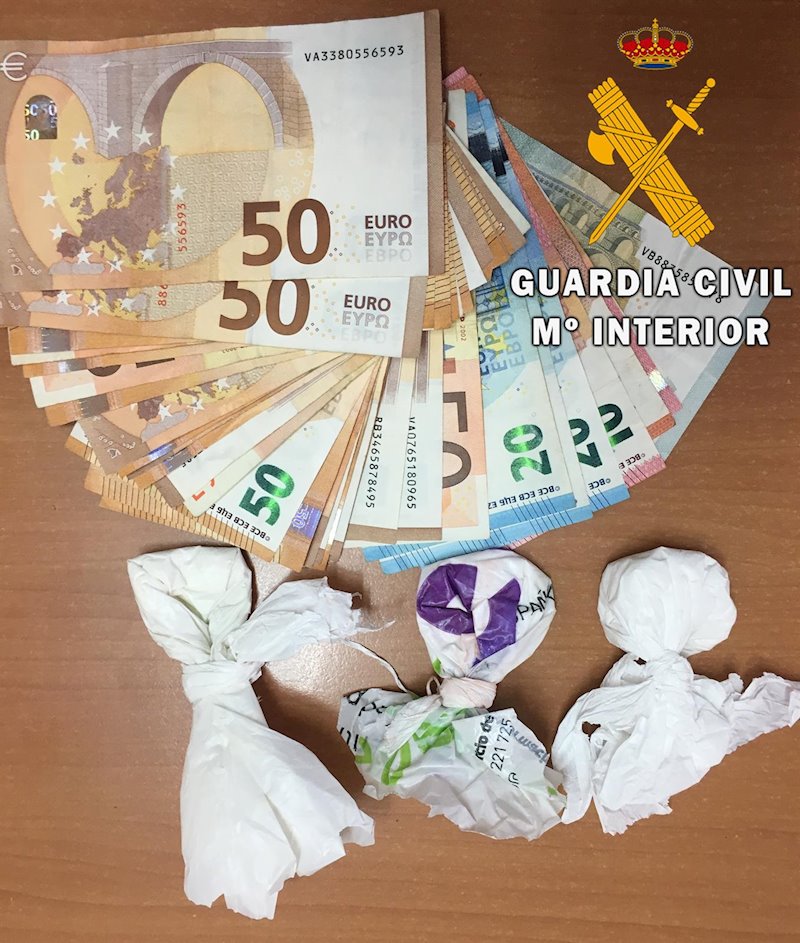 ep dinero y estupefacientes intervenidos en un vehiculo de nijar almeria ep dinero y estupefacientes intervenidos en un vehiculo de nijar almeria