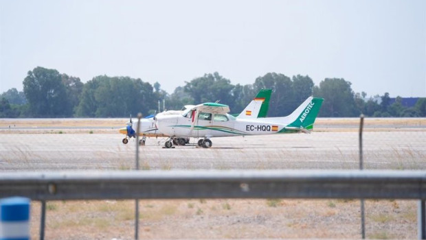 ep dos avionetas estacionadas este lunes 20 de julio en las instalaciones del aeropuerto de sevilla