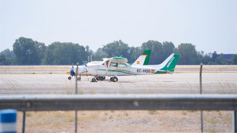 ep dos avionetas estacionadas este lunes 20 de julio en las instalaciones del aeropuerto de sevilla ep dos avionetas estacionadas este lunes 20 de julio en las instalaciones del aeropuerto de sevilla