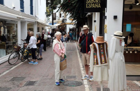 ep dos turistas realizan compras en el centro de marbella