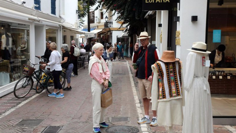 ep dos turistas realizan compras en el centro de marbella ep dos turistas realizan compras en el centro de marbella