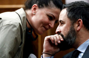 ep el lider de vox santiago abascal habla con la diputada de su partido macarena olona