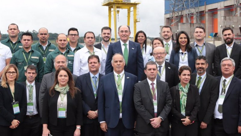 El presidente de Iberdrola, Ignacio Galán, con empleados de Neoenergia | IBERDROLA ep el presidente de iberdrola ignacio galan con empleados de neoenergia