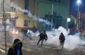 ep enfrentamientos entre manifestantes y policias en la paz en las protestas contra la reeleccion de
