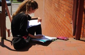 ep estudiante chica joven examen selectividad
