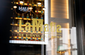 ep exterior restaurante la mafia se sienta a la mesa