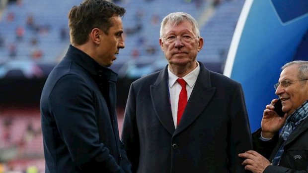 ep gary neville charlando con sir alex ferguson en el camp nou antes del fc barcelona-manchester