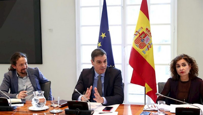 (I-D) El vicepresidente segundo y ministro de Derechos Sociales y Agenda 2030, Pablo Iglesias; el presidente del Gobierno, Pedro Sánchez y la ministra de Hacienda, María Jesús Montero | Moncloa - Archivo ep i-d el vicepresidente segundo y ministro de derechos sociales y agenda 2030 pablo iglesias el