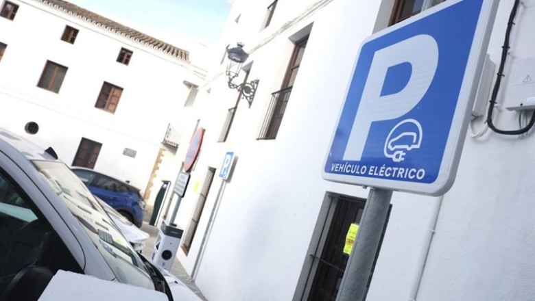 ep imagen de la nueva estacion publica de recarga de vehiculos electricos financiada por la