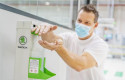 ep imagen de un empleado de skoda echandose gel hidroalcoholico ep imagen de un empleado de skoda echandose gel hidroalcoholico