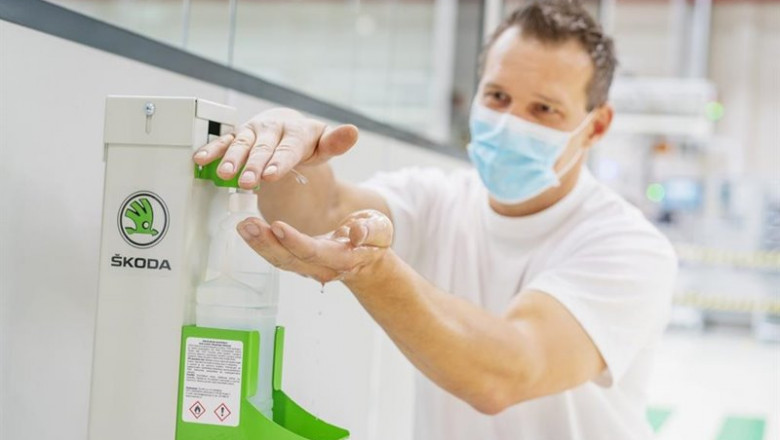 Imagen de un empleado de Skoda echándose gel hidroalcohólico. | SKODA ep imagen de un empleado de skoda echandose gel hidroalcoholico