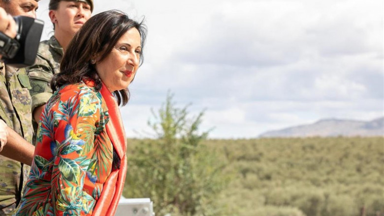 La ministra de Defensa en funciones, Margarita Robles (i), observa durante su visita las labores de desmontaje del puente instalado por el Ejército de Tierra en la localidad de El Rubio. | Jesús Prieto - Europa Press ep la ministra de defensa en funciones margarita robles i observa durante su visita las labores de