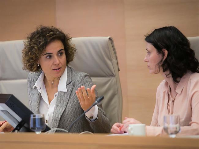 La ministra Dolors Montserrat, con la diputada Mar Puig (En Comú) | CONGRESO ep la ministra dolors montserrat condiputada mar puig en comu