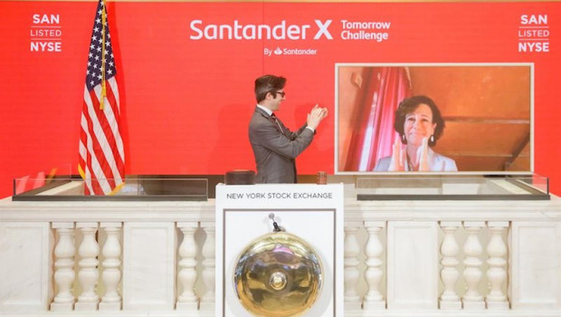 ep la presidenta de banco santander ana botin realizando el toque de campana virtual en nyse