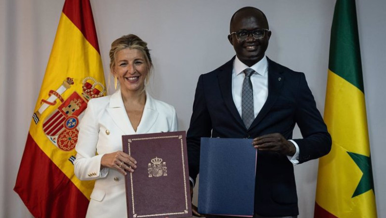La vicepresidenta segunda y ministra de Trabajo y Economía Social, Yolanda Díaz, junto al ministro de Trabajo, Empleo y Relaciones con las Instituciones de Senegal, Yankoba Diémé, en Dakar (Senegal). A 3 de julio de 2024. | MINISTERIO DE TRABAJO Y ECONOMÍA SOCIAL ep la vicepresidenta segunda y ministra de trabajo y economia social yolanda diaz junto al ministro