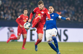 ep omar mascarell pugna con un balon con el delantero del leipzig timo werner