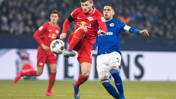 ep omar mascarell pugna con un balon con el delantero del leipzig timo werner