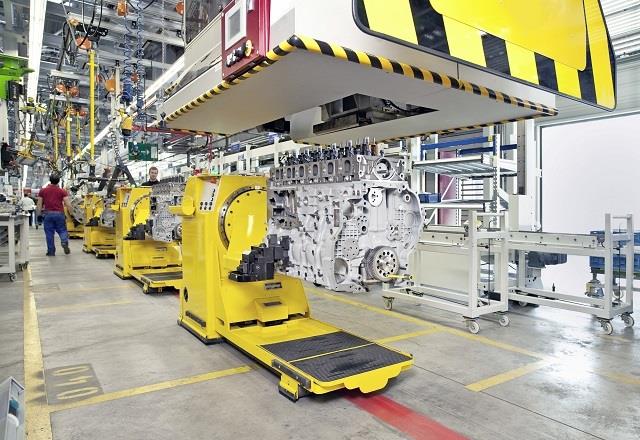 Operario en una fábrica de motores | DAIMLER ep operariouna fabricamotores vehiculos
