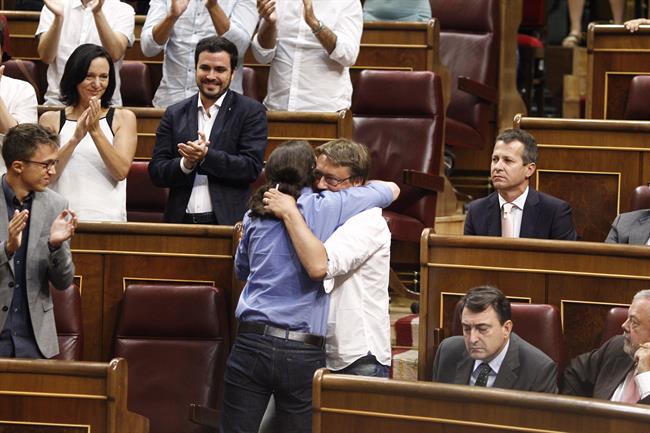 Pablo Iglesias y Xavier Domenech se abrazan en el Congreso | Europa Press - Archivo ep pablo iglesiasxavier domenechabrazancongreso