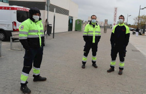 ep personal de ambulancias con mascarillas frente al hospital unviersitario la fe de valencia uno de
