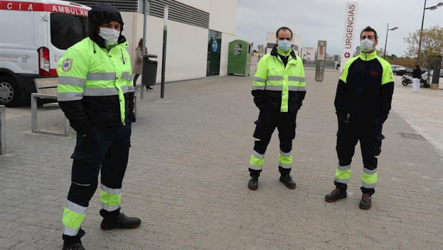 ep personal de ambulancias con mascarillas frente al hospital unviersitario la fe de valencia uno de