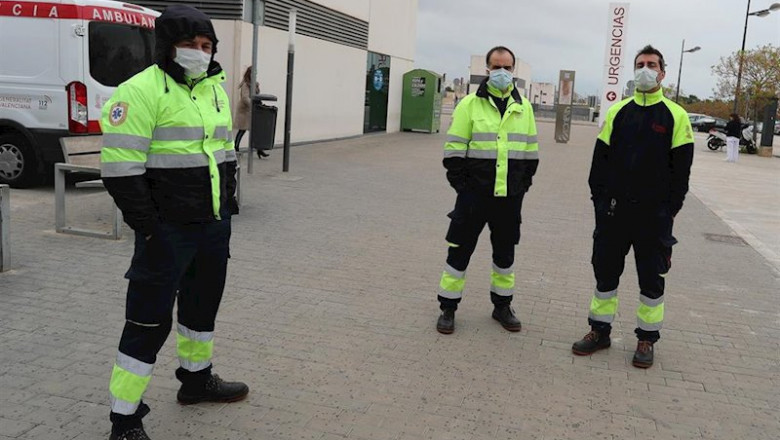 Personal de ambulancias con mascarillas frente al Hospital Unviersitario La Fe de Valencia, uno de los centros públicos valencianos de referencia para el tratamiento de los pacientes afectados por coronavirus en Valencia | Iván Terrón ep personal de ambulancias con mascarillas frente al hospital unviersitario la fe de valencia uno de