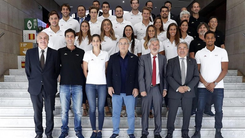 El presidente del COE, Alejandro Blanco, recibe a las selecciones de waterpolo, subcampeonas del mundo en Gwangju | NACHO CASARES (COE) ep presidentecoe alejandro blanco recibelas seleccioneswaterpolo subcampeonasmundogwangju