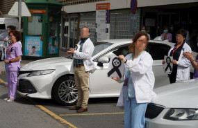 ep trabajadores de osakidetza servicio vasco de salud del hospital de galdakao sostienen un lazo