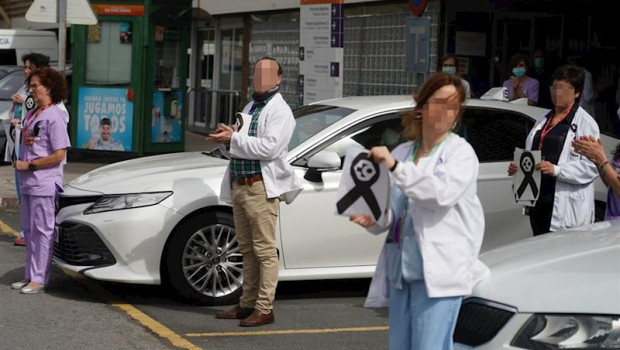 ep trabajadores de osakidetza servicio vasco de salud del hospital de galdakao sostienen un lazo