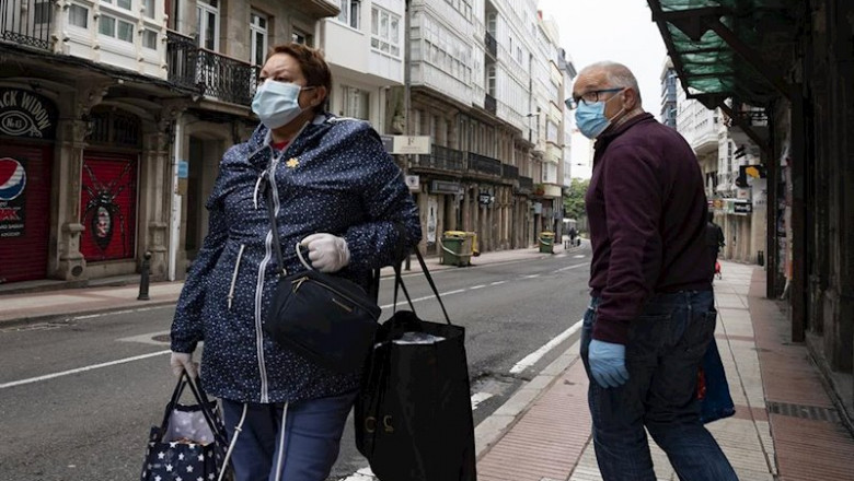 ep transeuntes pasean con mascarillas por a coruna en el dia 41 del estado de alarma por la crisis ep transeuntes pasean con mascarillas por a coruna en el dia 41 del estado de alarma por la crisis