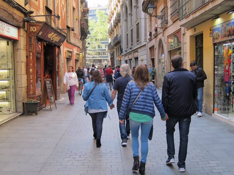 https://img5.s3wfg.com/web/img/images_uploaded/2/1/ep_turistas_en_la_rambla_de_cataluna.jpg