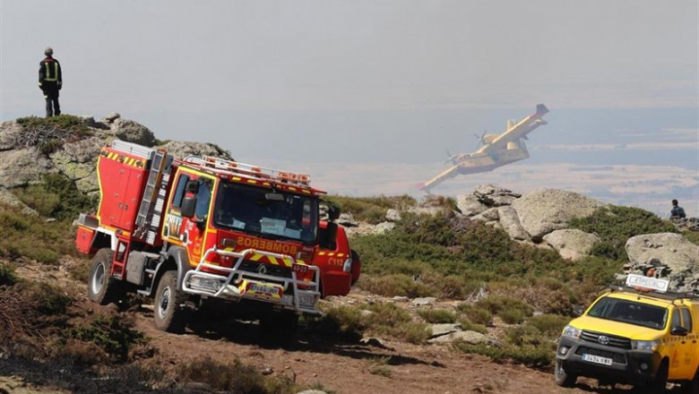 Un camión de bomberos y un vehículo de las brigadas forestales de la Comunidad de Madrid que trabajan en el incendio de Miraflores y de La Granja. | COMUNIDAD DE MADRID ep un camionbomberosun vehiculolas brigadas forestalesla comunidadmadridtrabajanincendiomirafloresdegranja