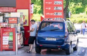ep un hombre echa gasolina en una estacion de servicio ep un hombre echa gasolina en una estacion de servicio