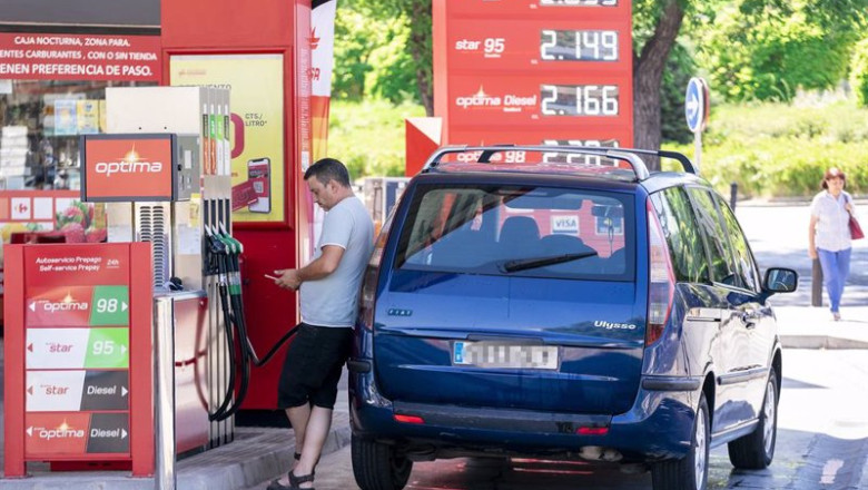 ep un hombre echa gasolina en una estacion de servicio