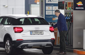 ep un hombre reposta carburante en una estacion de servicio