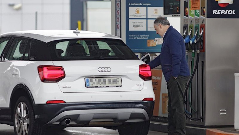 ep un hombre reposta carburante en una estacion de servicio