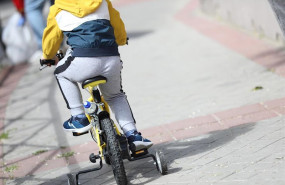 ep un nino monta en bicicleta en la ciudad de madrid