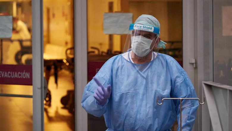 ep un sanitario en un hospital con mascarilla