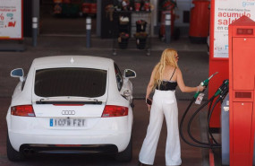 ep una mujer en una gasolinera