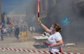 ep una mujer sostiene una bengala durante una concentracion en conmemoracion del ano de lucha por la