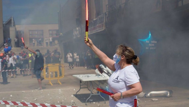 ep una mujer sostiene una bengala durante una concentracion en conmemoracion del ano de lucha por la
