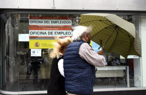 ep una pareja pasa al lado de una oficina de empleo en madrid