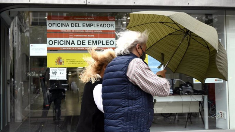 ep una pareja pasa al lado de una oficina de empleo en madrid ep una pareja pasa al lado de una oficina de empleo en madrid