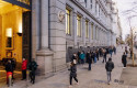 ep varias personas hacen cola para contratar letras del tesoro en el banco de espana a 3 de febrero ep varias personas hacen cola para contratar letras del tesoro en el banco de espana a 3 de febrero