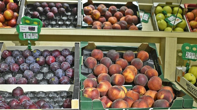 ep variedad de frutas caja de ciruelas caja de nectarinas y caja de manzanas en un mercado de madrid