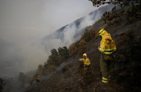 ep varios bomberos forestales tratan de extinguir el fuego a 19 de agosto de 2025 en palacios de