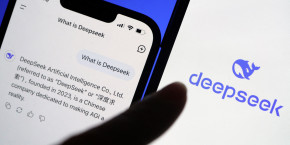 le logo de deepseek est affiche a cote de son application d assistant ia le logo de deepseek est affiche a cote de son application d assistant ia