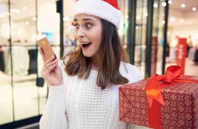 pago con tarjeta en compras navidenas en una tienda comercial 1024x768