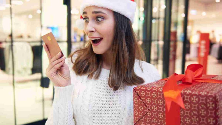 pago con tarjeta en compras navidenas en una tienda comercial 1024x768